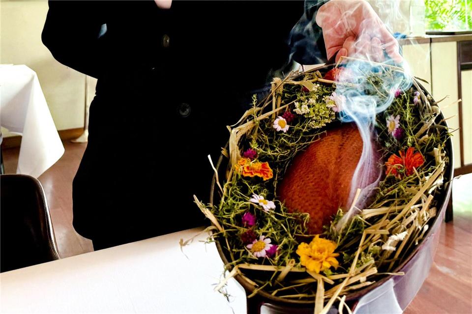 Deutsche Küche auf Spitzenniveau: Die Ente wird sieben Tage in Stroh und Kräutern geräuchert.Carola Frentzen/dpa-tmn