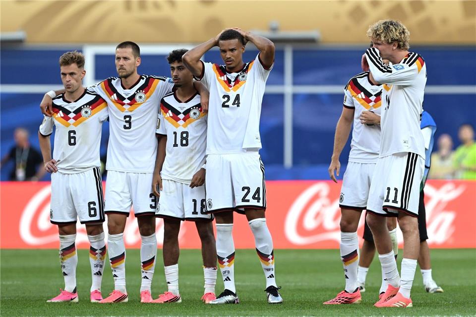 Deutsche Nationalspieler reagieren während des Elfmeterschießens.Federico Gambarini/dpa