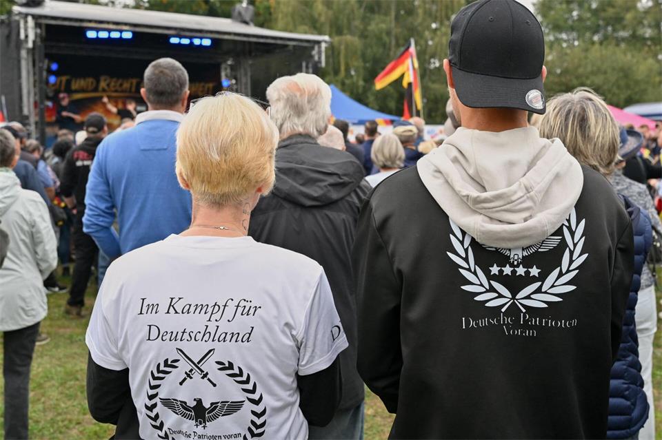 „Deutsche Patrioten voran“ - die Jugendgruppierung wird von Sicherheitsbehörden als rechtsextremistisch eingestuft. Patrick Pleul/dpa