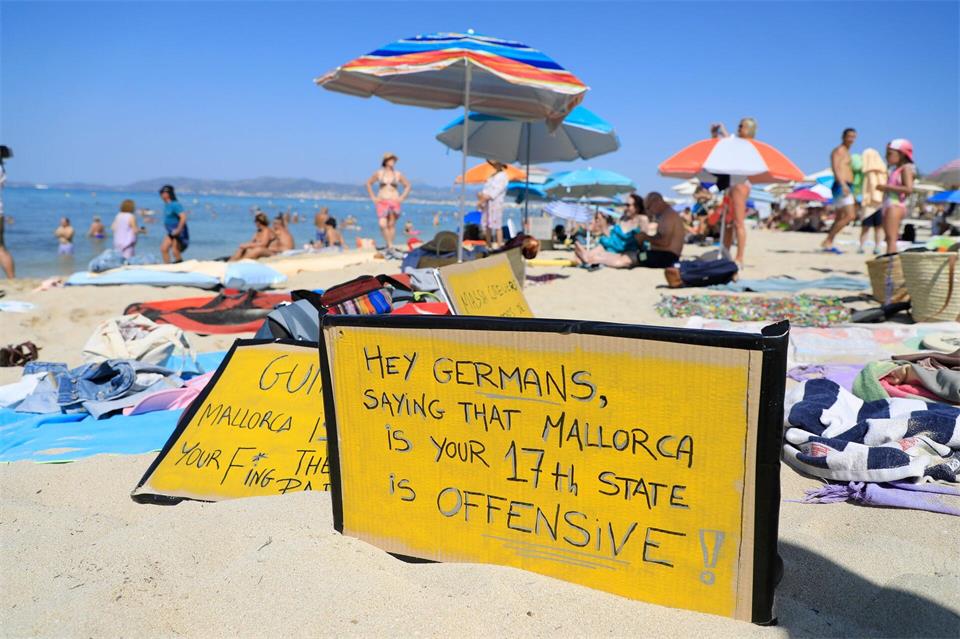 Deutsche Touristen, die sich im Urlaub allzu auftrumpfend benehmen, verursachen mitunter Widerstand - so wie hier auf Mallorca. (Archivbild)Clara Margais/dpa