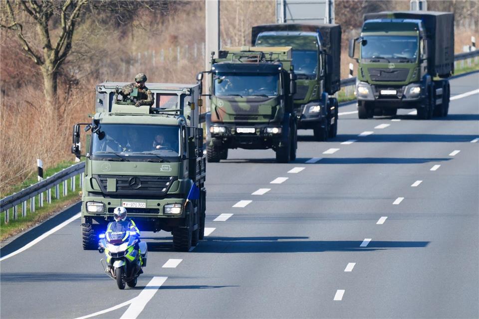 Deutsche und US-amerikanische Soldaten sowie zivile Einsatzkräfte üben das Fahren in Kolonnen auf Autobahnen. (Symbolbild)Julian Stratenschulte/dpa