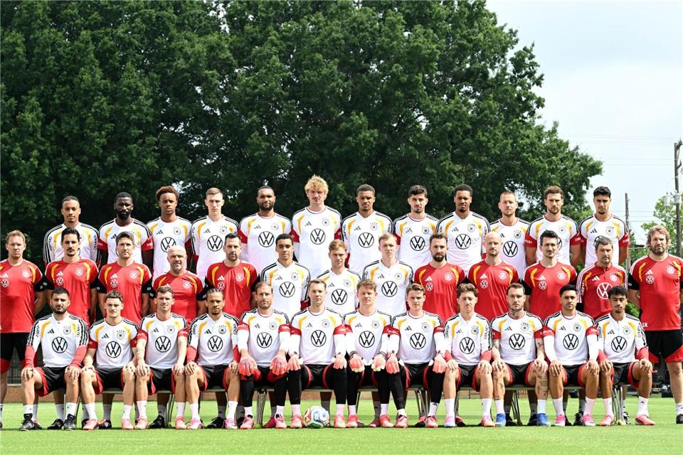Deutsches Teamfoto mit 27 Spielern und Jonas Urbig in der vorderen Reihe (5vr).Federico Gambarini/dpa