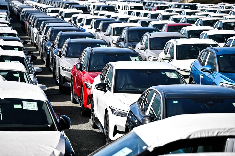 Deutschland exportiert viele Autos in die USA - aber laut Statistischem Bundesamt seit dem Inkrafttreten der höheren Einfuhrzölle mit einem geringeren Wert. (Symbolbild) Sina Schuldt/dpa