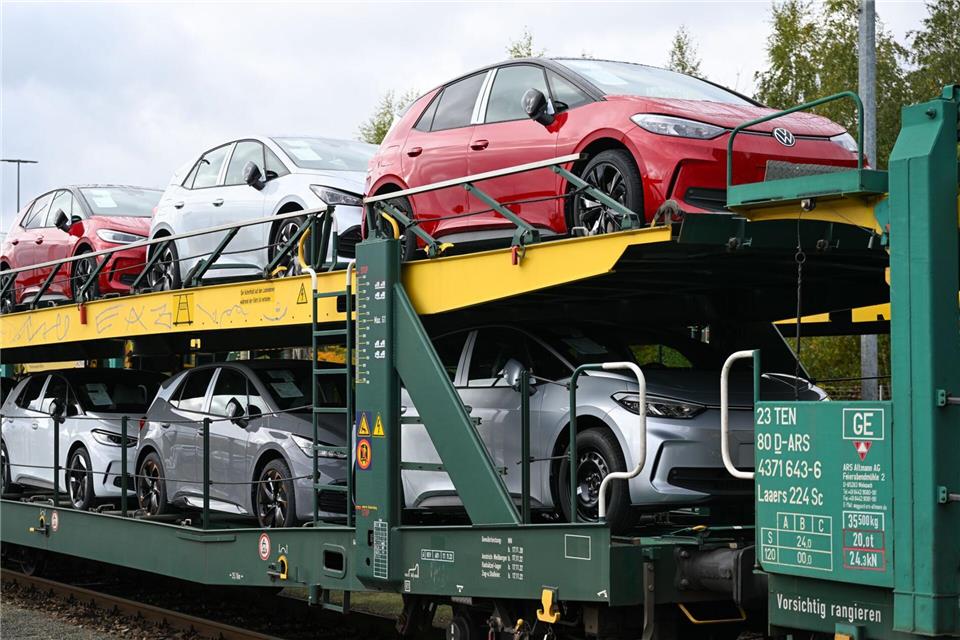 Deutschland ist laut VDA der zweitgrößte Produktionsstandort von E-Autos weltweit - mit Abstand hinter China. Sachsen zähle für sich genommen international zu den Top Ten, hieß es. (Archivbild)Hendrik Schmidt/dpa