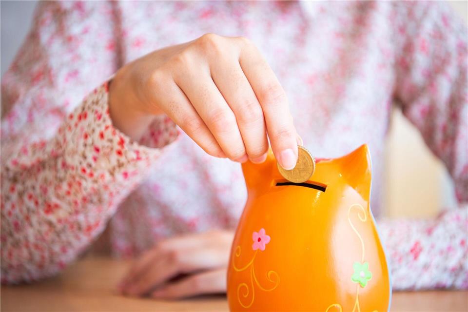 Deutschland ist traditionell ein Land der Sparer. Doch bei vielen reichen die Rücklagen nur für kurze Zeit. (Symbolbild)Arne Immanuel Bänsch/dpa