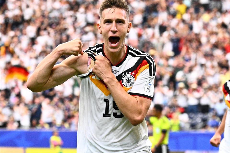 Deutschland lässt die Muskeln spielen, Nico Schlotterbecks Jubel nach seinem Kopfballtor.Tom Weller/dpa