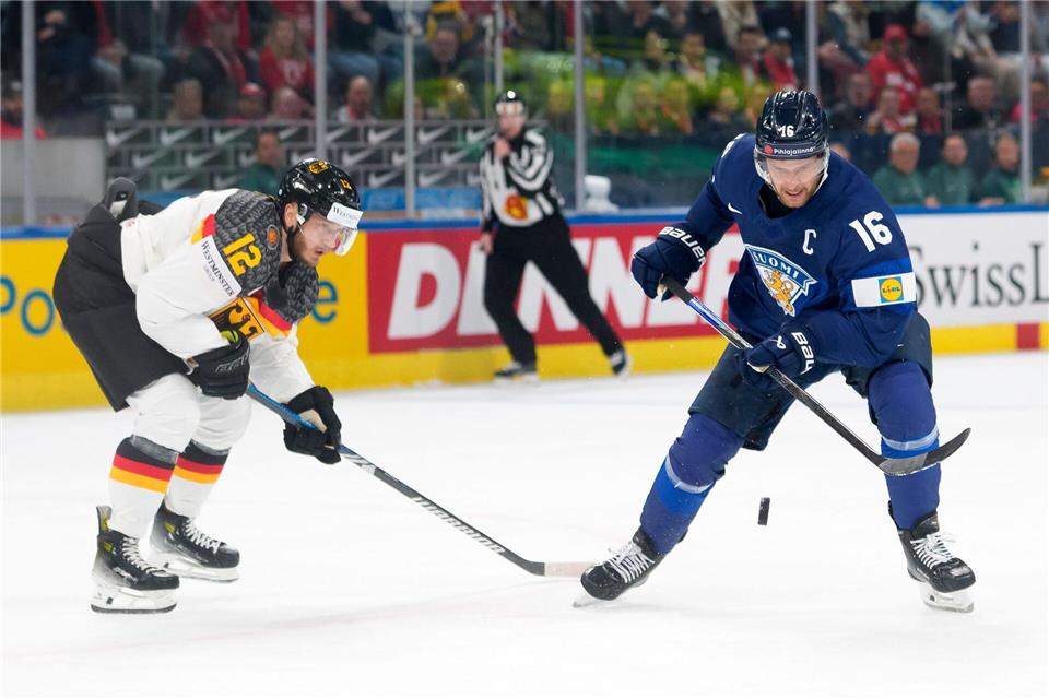 Deutschland mit Abwehrspieler Eric Mik kämpft gegen Lettland um den Viertelfinal-Einzug.Claudio Thoma/KEYSTONE/dpa