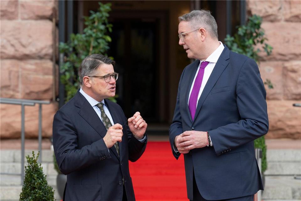 „Deutschland muss Autoland bleiben“ - Hessens Ministerpräsident Boris Rhein (CDU) mit seinem rheinland-pfälzischen Amtskollegen Alexander Schweitzer (SPD). (Archivbild)Boris Roessler/dpa