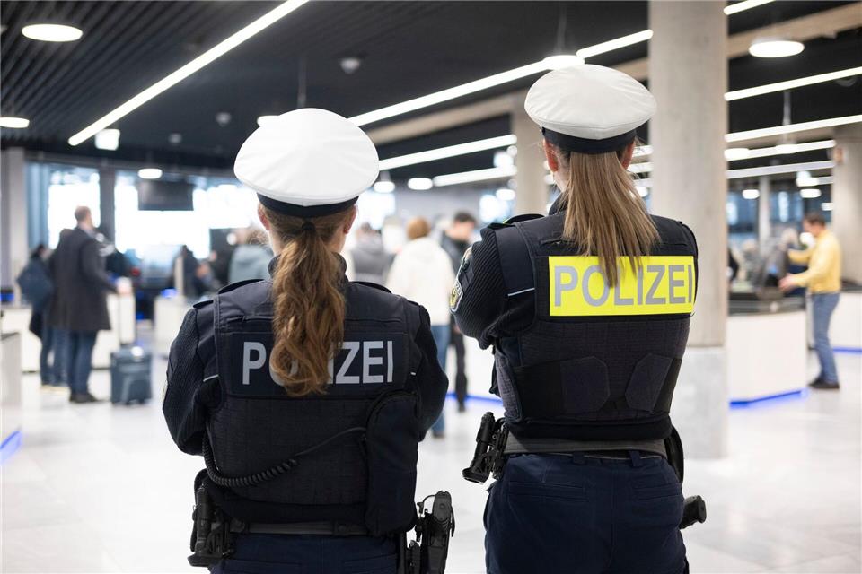Deutschland muss an seinen Flughäfen weitere Vorbereitungen treffen, um den Anforderungen des neuen europäischen Asylsystems Gerecht zu werden. (Symbolbild) Marijan Murat/dpa
