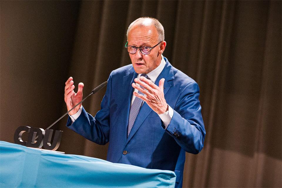 „Deutschland muss ein Industrieland bleiben!“, forderte Bundeskanzler Friedrich Merz (CDU) auf einer Veranstaltung der CDU Niedersachsen in Langenhagen bei Hannover.Moritz Frankenberg/dpa