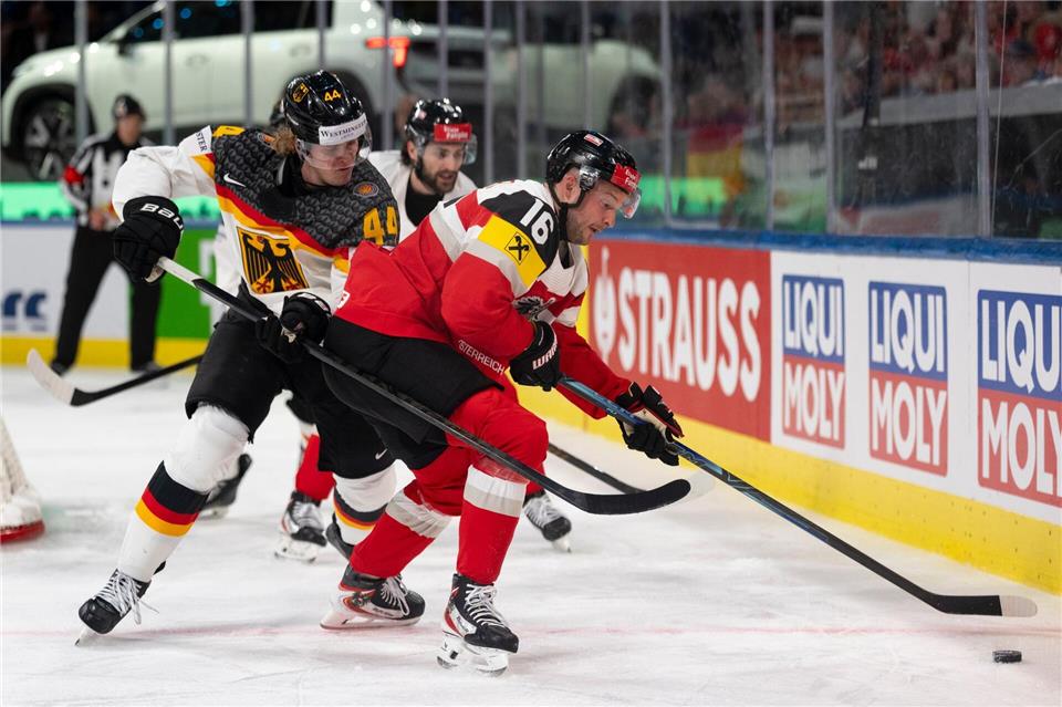 Deutschland und Österreich lieferten sich ein physisches Spiel bei der Eishockey-WM.Claudio Thoma/KEYSTONE/dpa