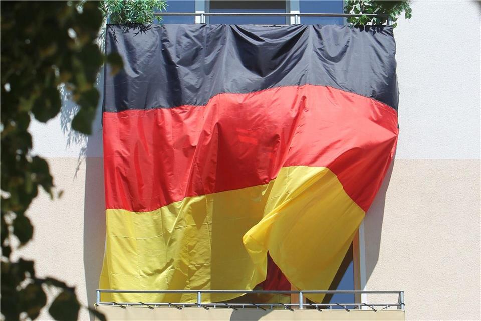 Deutschlandflagge bis zum Nachbarn? WM-Balkon-Deko ist erlaubt, solange sie niemanden verschattet oder gefährdet.Jens Wolf/dpa-Zentralbild/dpa-tmn