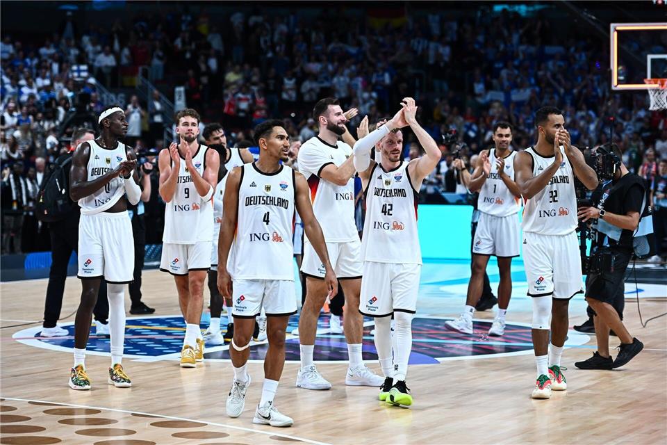 Deutschlands Basketballer feiern den Finaleinzug bei der EM.Stefanos Kyriazis/ZUMA Press Wire/dpa