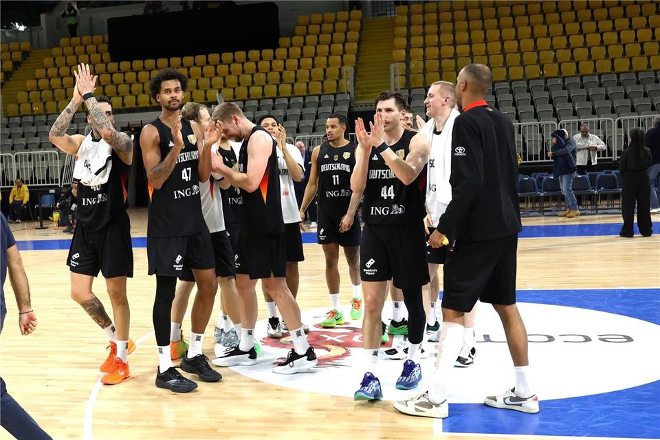 Deutschlands Basketballer freuen sich über einen glanzlosen Sieg.Matthias Stickel/dpa