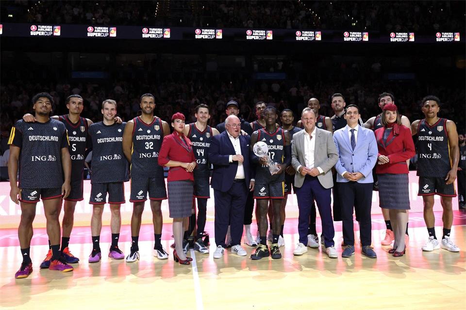 Deutschlands Basketballer haben den nächsten Pokal gewonnen.Matthias Stickel/dpa