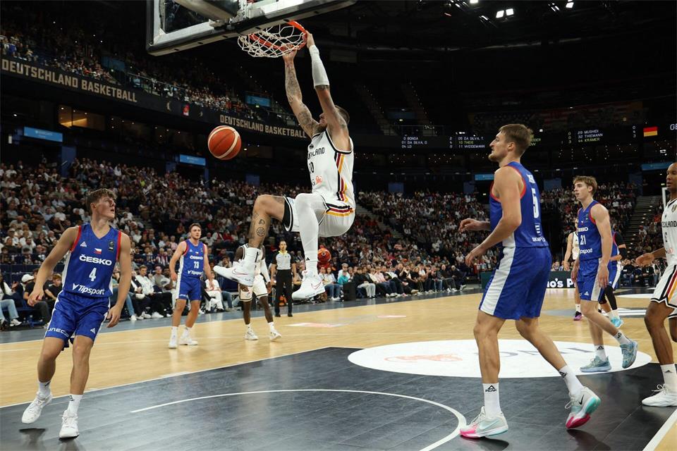 Deutschlands Basketballer zeigten einige spektakuläre Aktionen.Matthias Stickel/dpa