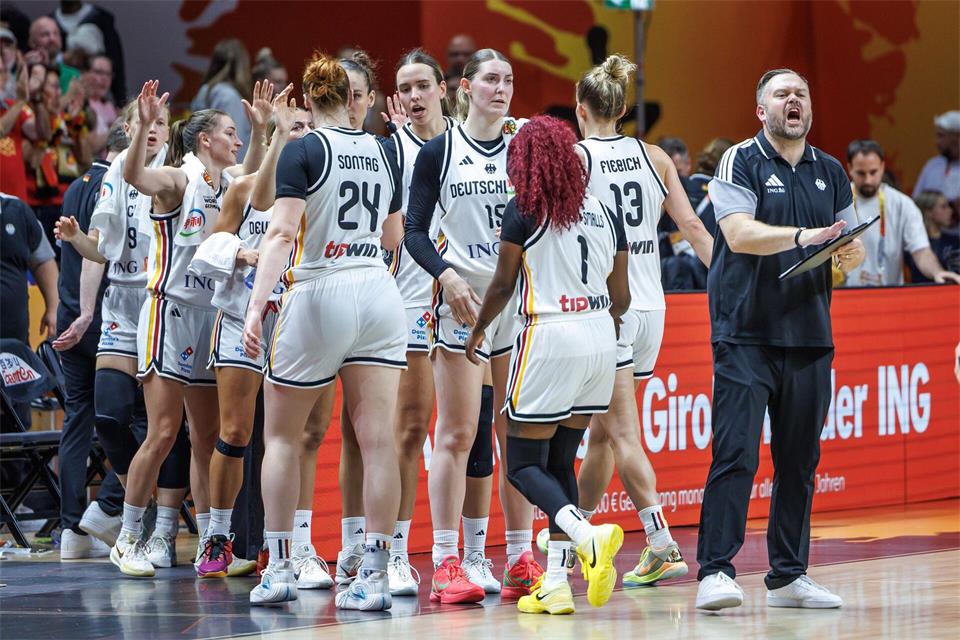 Deutschlands Basketballerinnen feiern den Einzug in die K.o.-Runde.Andreas Gora/dpa