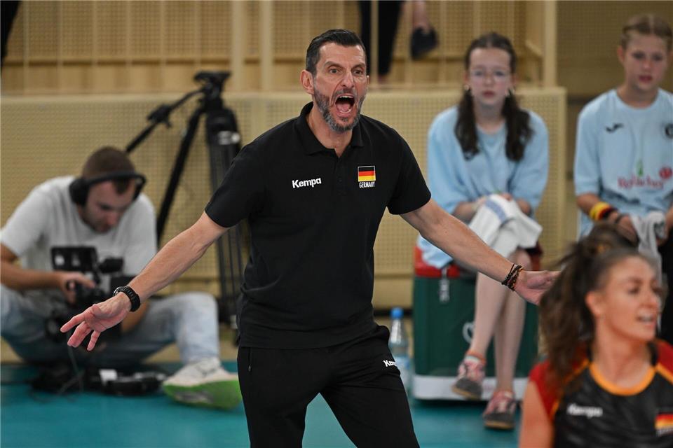 Deutschlands Cheftrainer Giulio Bregoli musste in der Nationenliga mit seinem Team die nächste Niederlage einstecken. (Archivbild)Arne Dedert/dpa