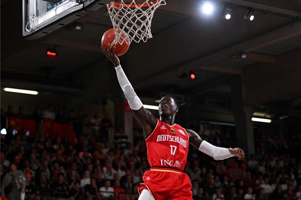 Deutschlands Dennis Schröder springt zum Korb.