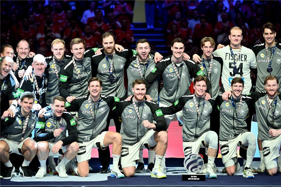 Deutschlands Handballer freuen sich über EM-Silber.Sina Schuldt/dpa