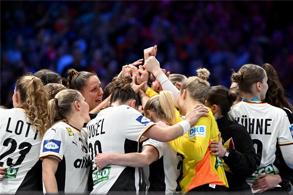 Deutschlands Handballerinnen kehren mit WM-Silber nach Hause zurück.Federico Gambarini/dpa