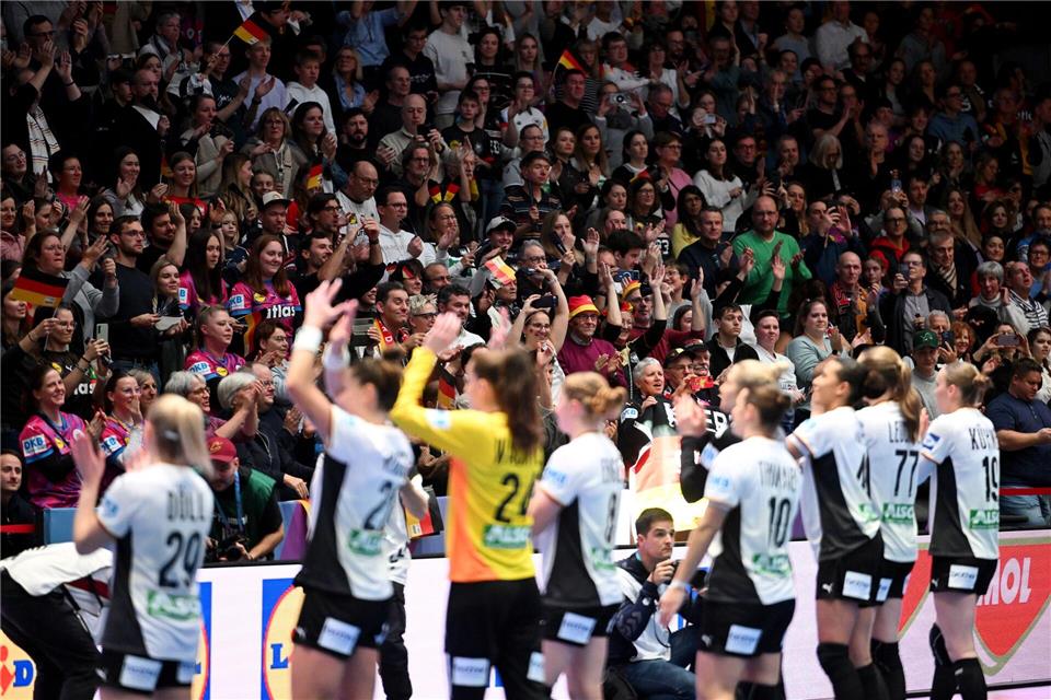 Deutschlands Handballerinnen planen gegen Uruguay den zweiten Sieg bei der Heim-WM ein.Marijan Murat/dpa