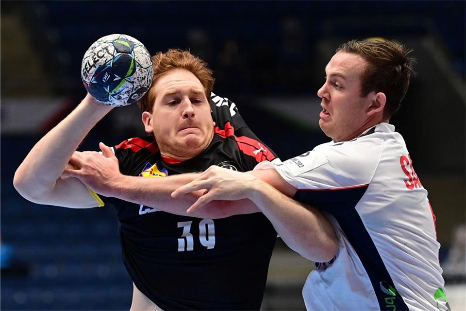 Deutschlands Lukas Stutzke (l) im Zweikampf mit Norwegens Sander Sagosen.