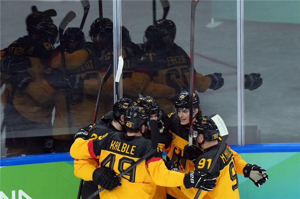 Deutschlands Mannschaft bejubelt das Tor zum 2:0 beim Spiel gegen Frankreich bei den Olympischen Winterspielen Mailand Cortina 2026.Carolyn Kaster/AP/dpa