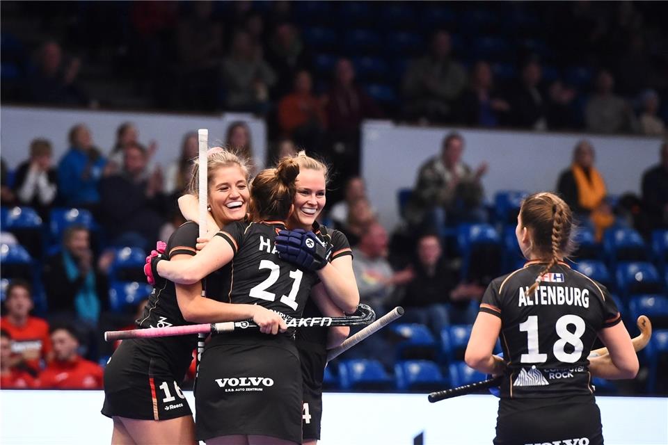 Deutschlands Sonja Zimmermann (l-r), Hauke Franzisca, Janne Müller-Wieland und Lisa Altenburg bejubeln ein Tor.