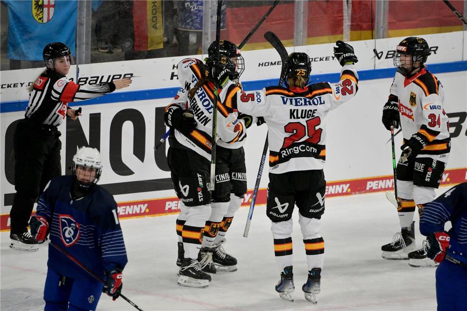 Deutschlands Spielerinnen bejubeln das Führungstor Peter Kneffel/dpa