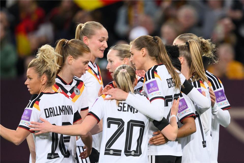 Deutschlands Spielerinnen jubeln nach dem Tor zum 1:0 gegen Slowenien. Robert Michael/dpa