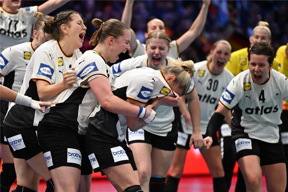 Deutschlands Spielerinnen um Kapitänin Antje Döll (Gesicht im Trikot vergraben) haben die Sensation gegen Frankreich geschafft.Federico Gambarini/dpa