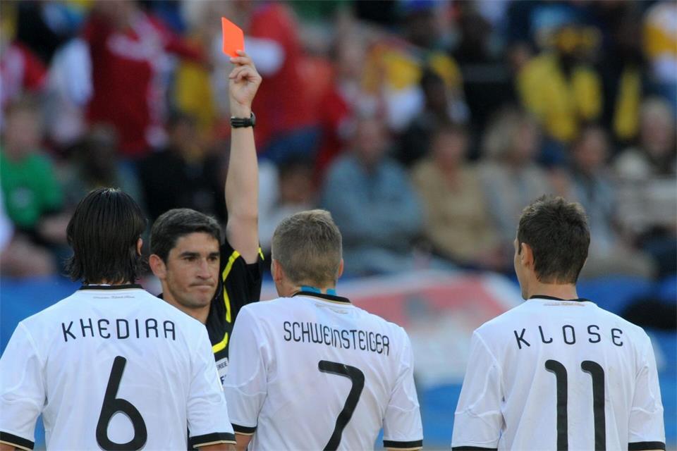Deutschlands einzige Niederlage gegen Serbien: Als Miroslav Klose (r) bei der WM 2010 in Südafrika die Rote Karte sah. (Archivbild) picture alliance / dpa