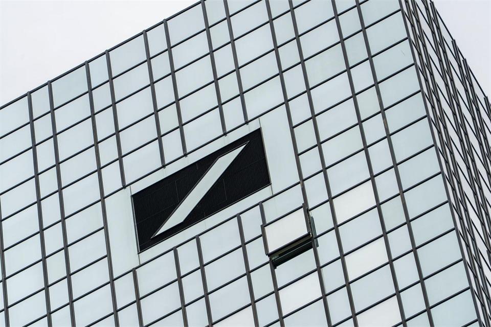 Deutschlands größtes Geldhaus, die Deutsche Bank, schafft es als einziges Institut aus Deutschland unter die Top-10 der Branche in Europa. (Symbolbild)Andreas Arnold/dpa