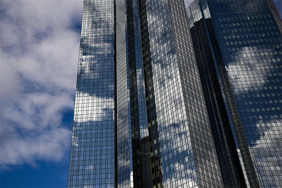 Deutschlands größtes Geldhaus sieht wachsendes Interesse von Investoren an Europa.Arne Dedert/dpa