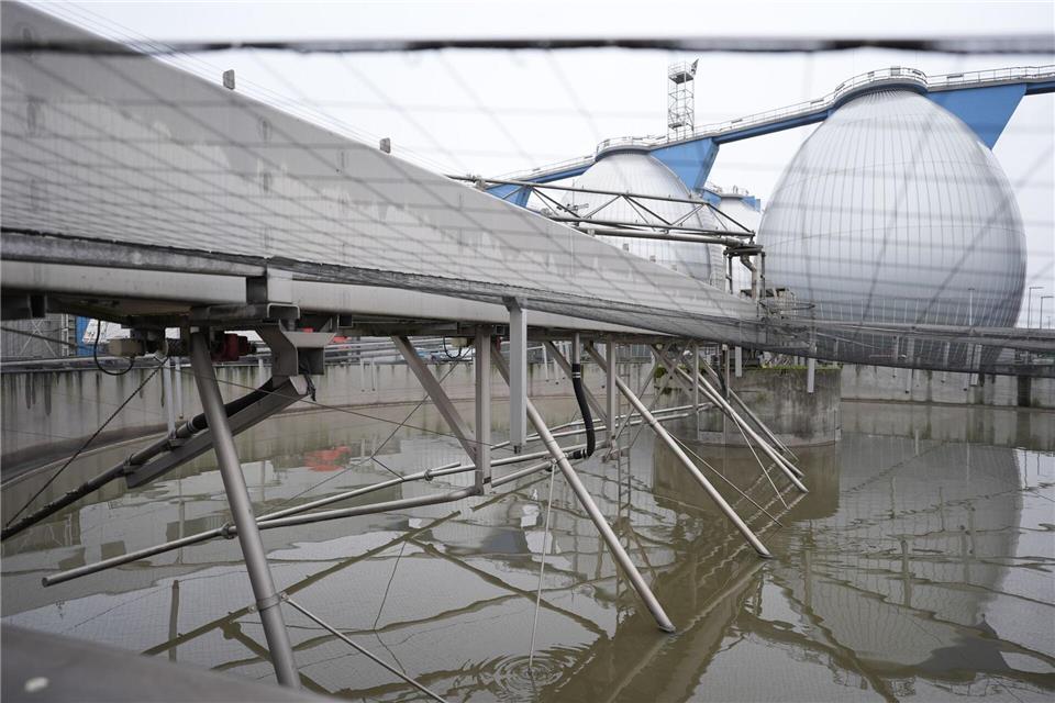 Deutschlands größtes Klärwerk soll eine vierte Reinigungsstufe bekommen. Marcus Brandt/dpa