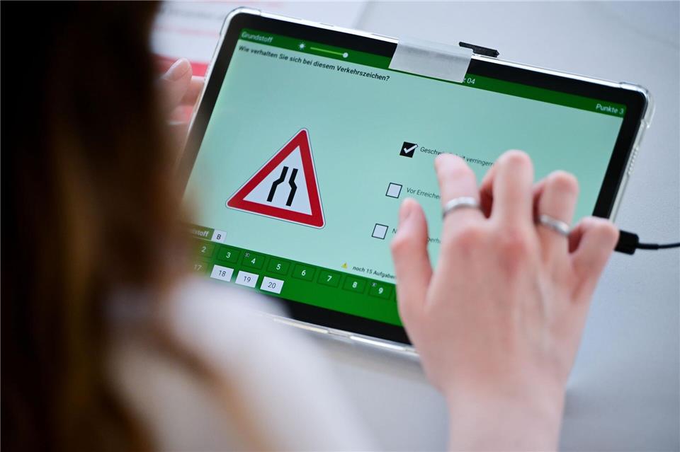 Deutschlandweit haben sich die Betrugsversuche laut Tüv auf hohem Niveau stabilisiert. (Symbolbild)Sebastian Gollnow/dpa