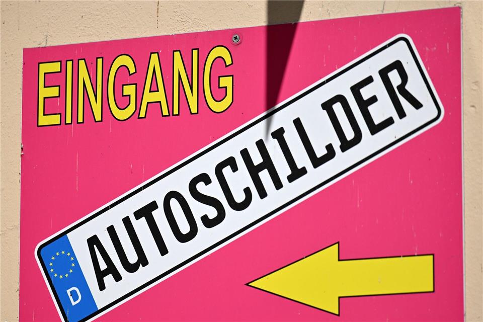 Deutschlandweit sind der Studie zufolge mehr als sieben Millionen Fahrzeuge mit Altkennzeichen unterwegs. (Symbolbild)Martin Schutt/dpa