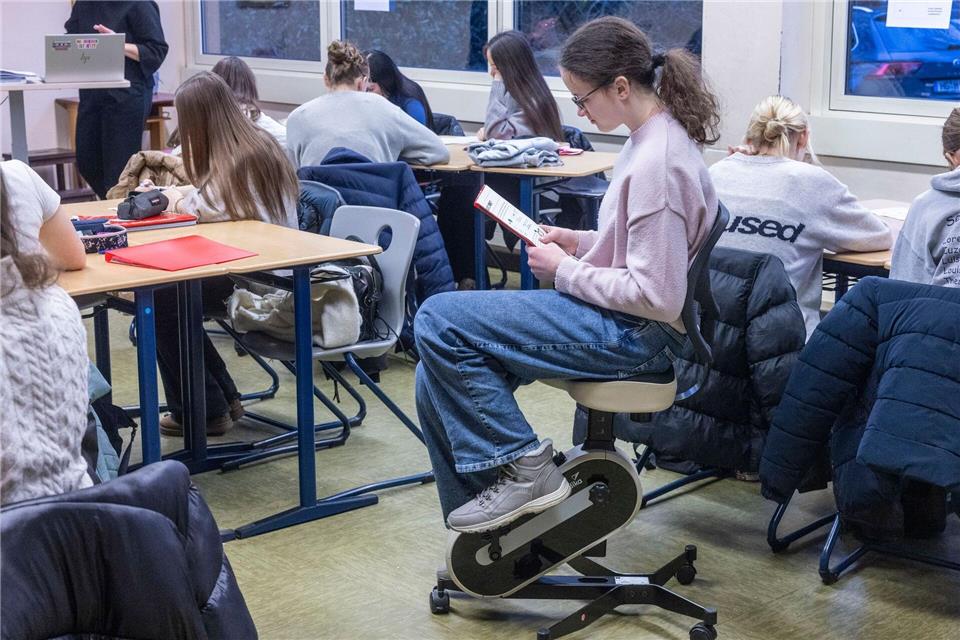 Deutschlektüre mit Bewegung: Eine Schülerin tritt mit den Füßen in die Pedale und liest gleichzeitig.Helmut Fricke/dpa