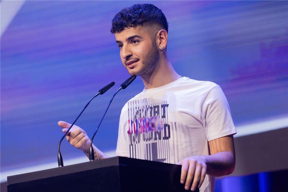 HandOfBlood räumt bei VideoDays als Creator des Jahres ab  Deutschrap mit Haltung: Baran Kok gewinnt in der Kategorie „Music“.Rolf Vennenbernd/dpa