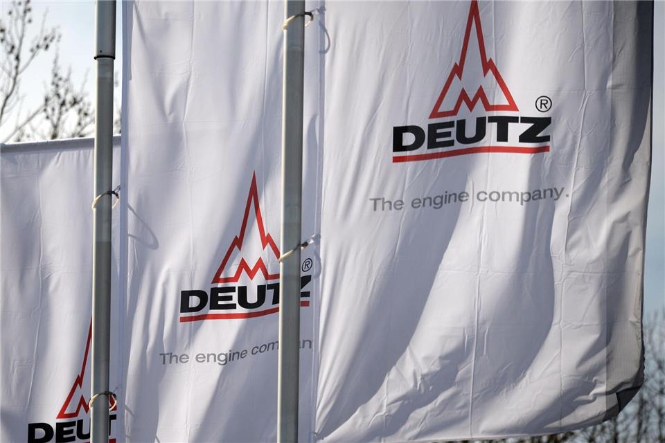 Deutz-Fahnen im Wind - über ihnen am Himmel fliegen bald vielleicht Drohnen, die Komponenten aus firmeneigener Produktion enthalten. (Archivbild)Henning Kaiser/dpa