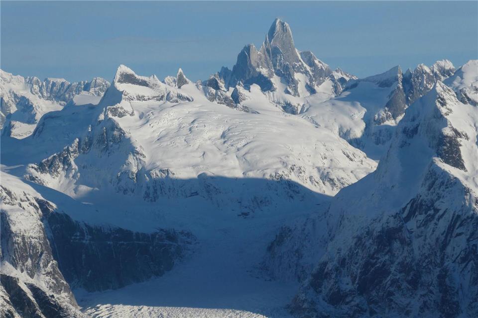 Devil’s Thumb, ein Gipfel des Stikine Icefield in Alaska, ist mit Schnee bedeckt.Becky Bohrer/AP/dpa
