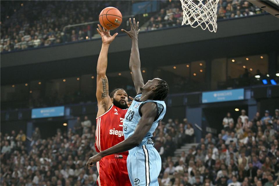 Devin Booker (München, l) versucht an Kur Kuath vorbei zum Korb zu werfen.Michael Schwartz/dpa