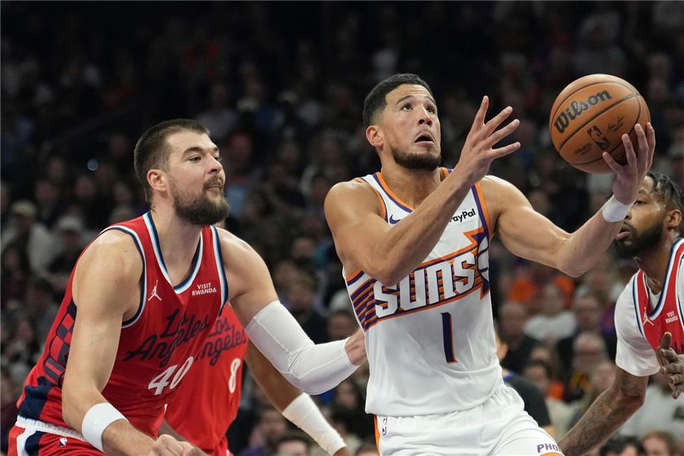 Devin Booker (r.) erzielte 24 Punkte für Phoenix.Ross D. Franklin/AP/dpa