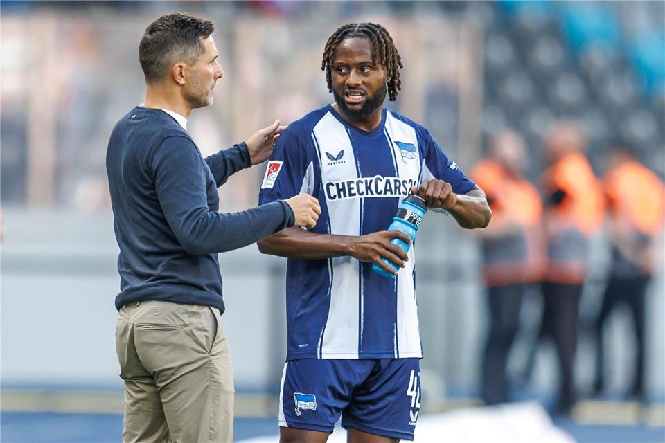 Deyovaisio Zeefuik (r) stieg wieder ins Hertha-Training ein (Archivbild)Andreas Gora/dpa