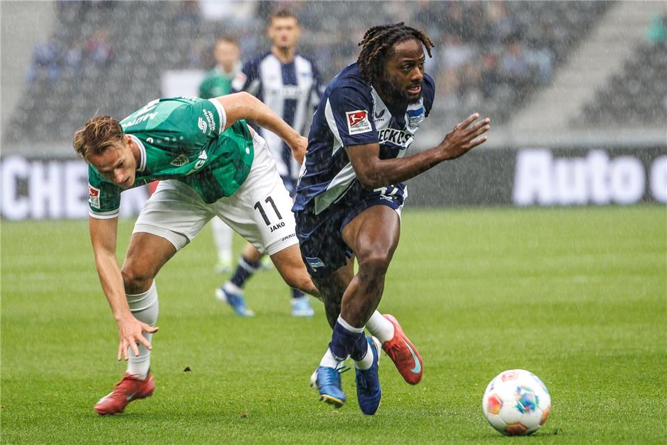 Deyovaisio Zeefuik (r) wird den Berlinern mindestens zwei Spiele fehlen. (Archivbild)Andreas Gora/dpa