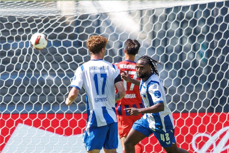 Deyovaisio Zeefuik trifft zum 3:0.Andreas Gora/dpa