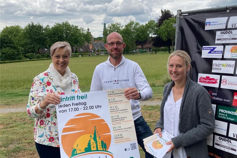 Diana Brömmel, die Vorsitzende des Ortsmarketingvereins, Gastwirt André Wachtmeister und Nathalie Labod von Lieb & Wert (v. l.), stellen das neue Angebot vor.