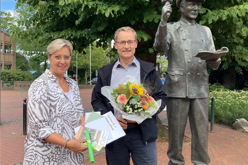 Diana Brömmel gratuliert dem Gewinner der Aktion „Radeln-Stempeln-Gewinnen“ 