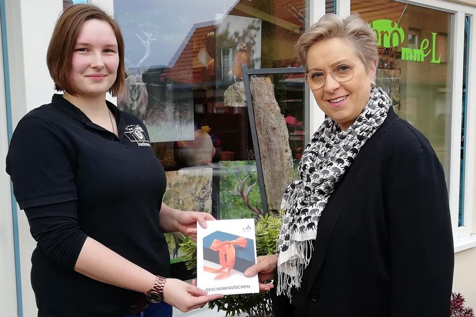 Diana Brömmel hat einen Gutschein an Nadine Vorholt (links) überreicht.